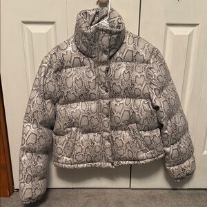 En Saison Snake-Print Cropped Puffer Jacket in Gray and Cream